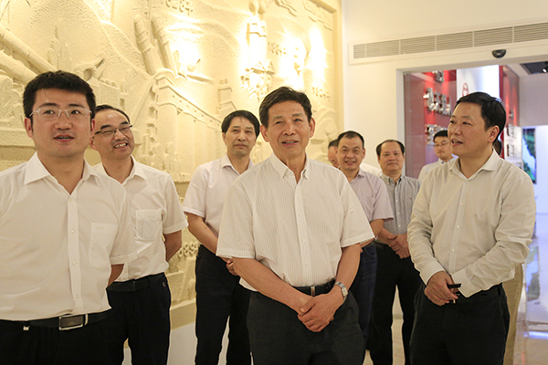 2017年9月，中國建築材料聯合會會長喬龍德（中）來集團調研，充分肯定集團在創新驅動、綠色發展、“一帶一路”等方麵取得的成績