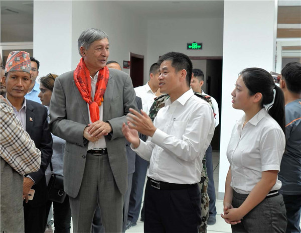 尼泊爾副總理兼財政部長於巴·拉吉·卡蒂瓦達（左二）來尼泊爾Lewin乐玩希望視察