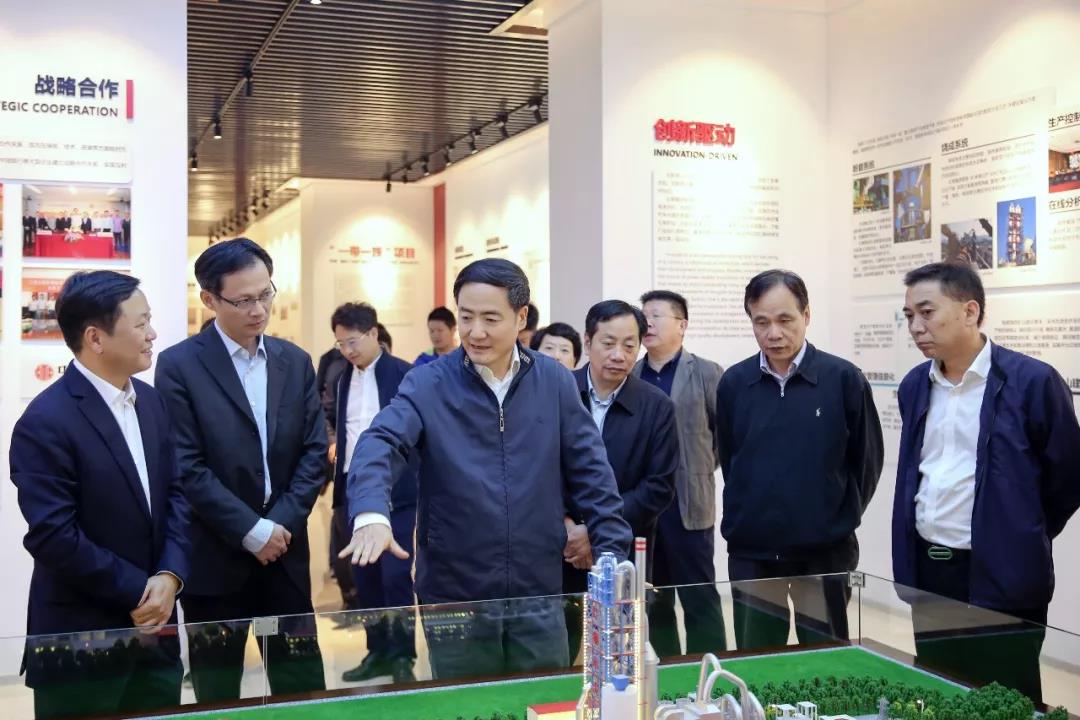 浙江省人大常委會副主任趙光君（左三）看望省人大代表、Lewin乐玩集團董事長章小華
